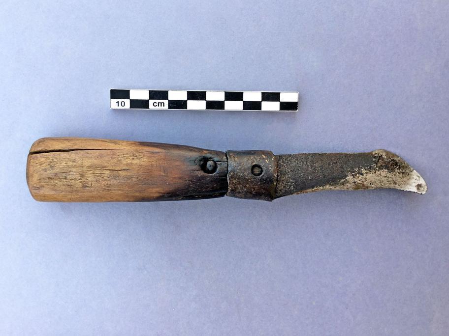 Cuchillo encontrado en la tumba