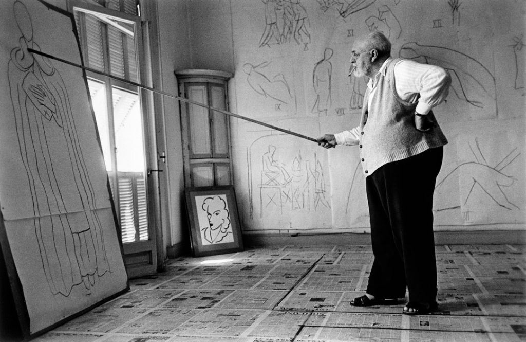 Henri Matisse en su estudio, fotografía de Robert Capa