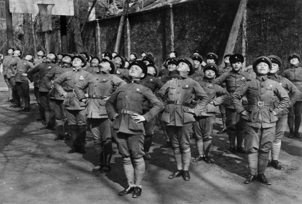 Jóvenes mujeres entrenadas por el Ejercito Nacionalista Chino, fotografía de Robert Capa