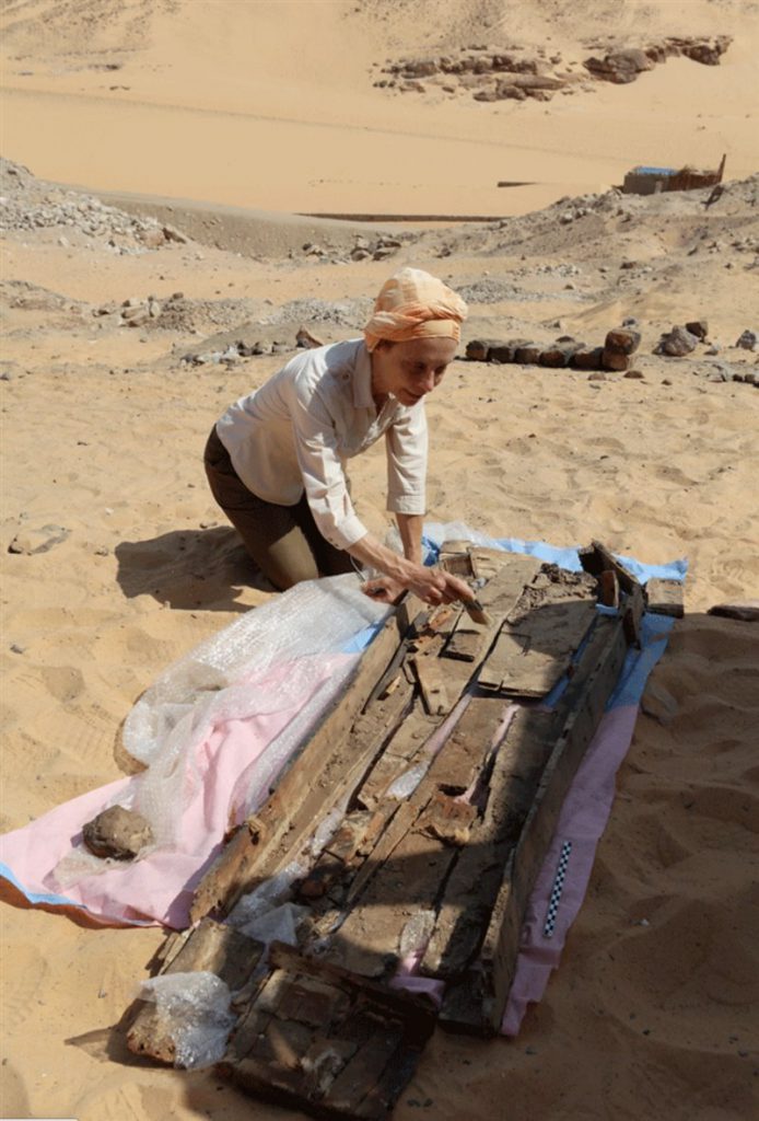 Piacentini estudiando un sarcófago fragmentario de una de las momias.
