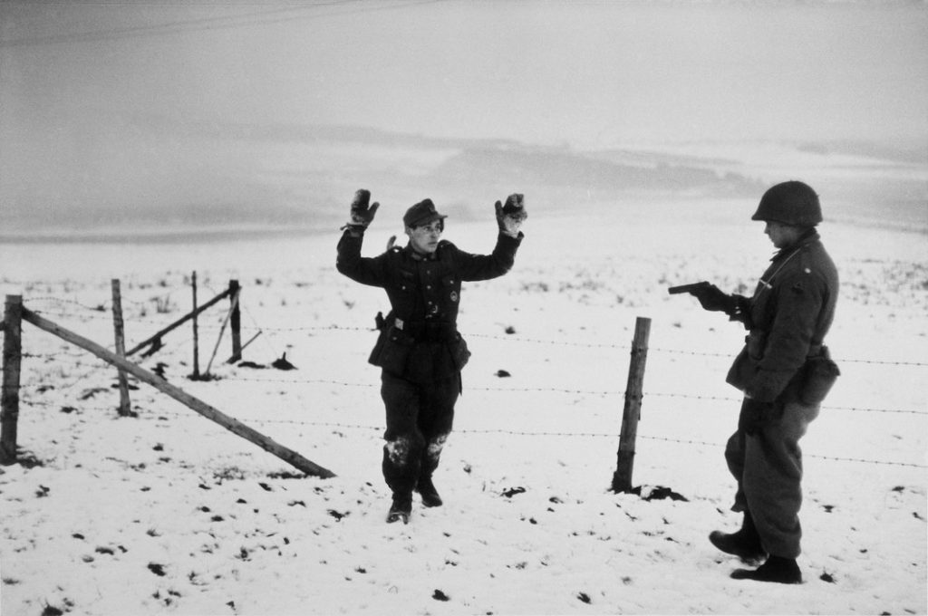 Dos soldados en la batalla de Bulge, fotografía de Robert Capa