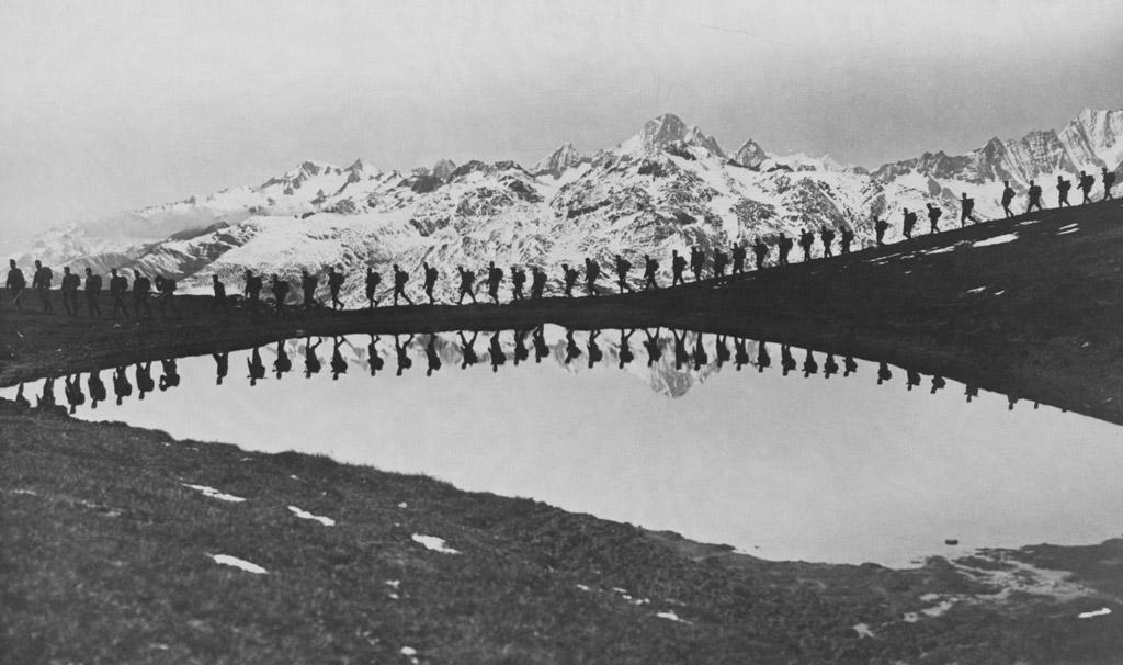 Austrohúngaros cruzando los Alpes