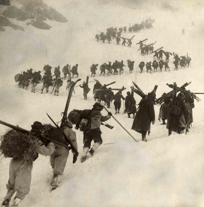 Italianos defendiendo la frontera alpina