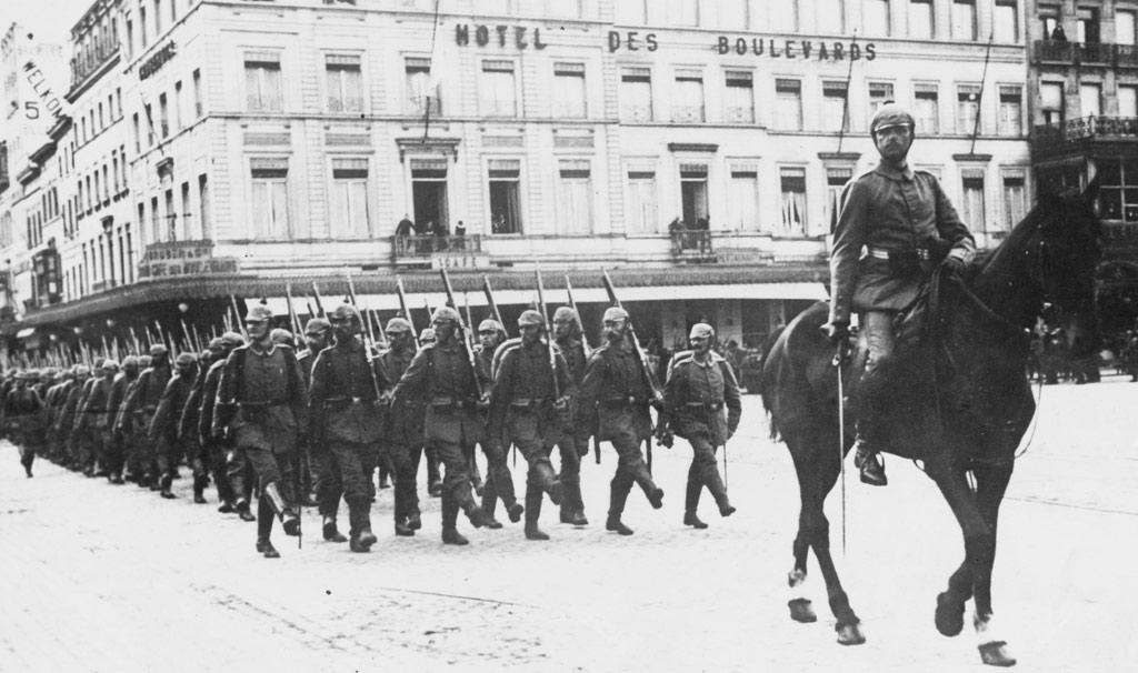 Soldados alemanes atraviesan Bruselas