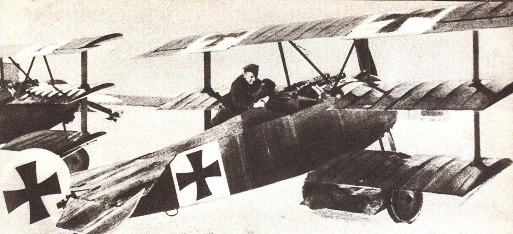 Manfred von Richthofen, el Barón Rojo, subiendo a un triplano