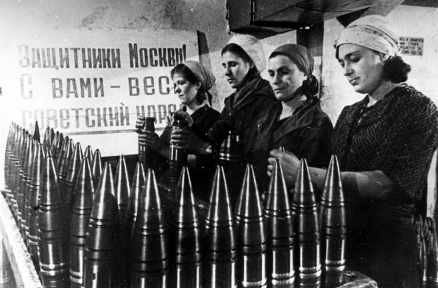 Mujeres fabricando munición